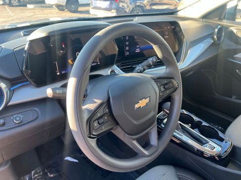 Used 2025 Chevrolet Trax LT image 28