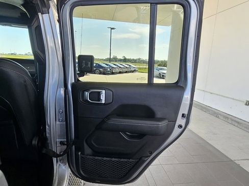 Used 2019 Jeep Wrangler Unlimited Sahara image 18