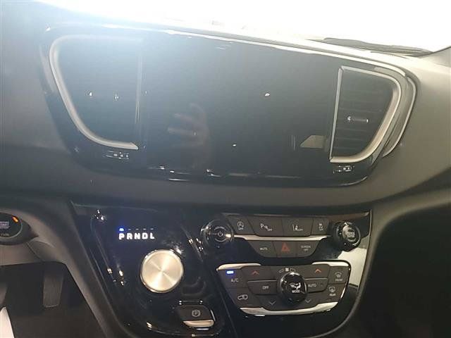 Used 2026 Chrysler Pacifica Select FWD image 9