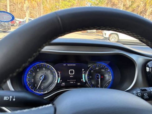 Used 2023 Chrysler Pacifica Touring-L image 14
