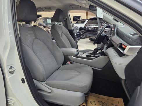 Used 2023 Toyota Highlander LE image 19