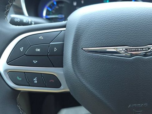 Used 2022 Chrysler Pacifica Limited FWD image 34