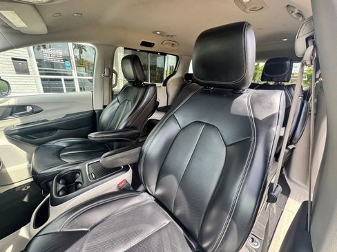 Used 2023 Chrysler Pacifica Touring-L AWD/4WD image 12