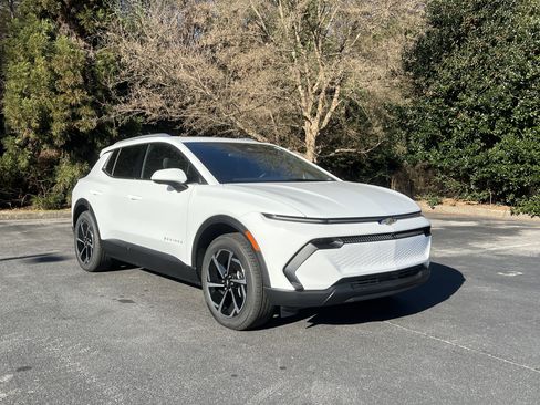 New 2026 Chevrolet Equinox EV LT AWD/4WD image 2