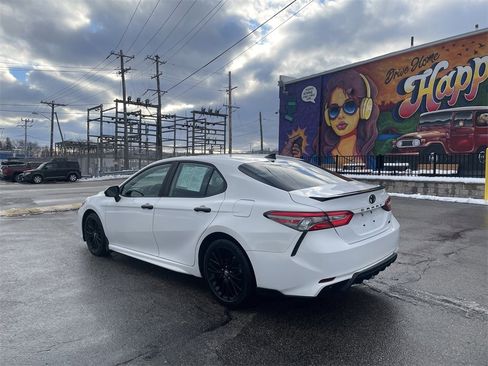 Used 2019 Toyota Camry SE image 3