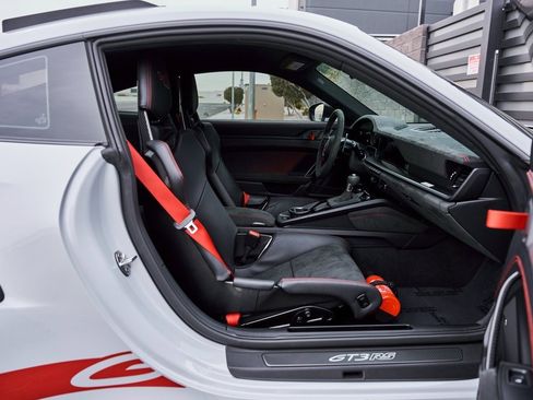 Used 2025 Porsche 911 GT3 RS w/ Weissach Package image 32