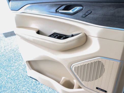 Used 2023 Jeep Grand Cherokee 4WD 4xe w/ Luxury Tech Group II image 24