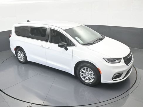 New 2026 Chrysler Pacifica Select image 46