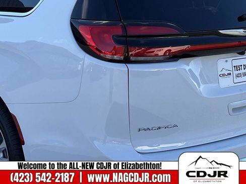 New 2026 Chrysler Pacifica Select image 5
