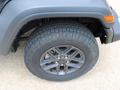 Used 2025 Jeep Wrangler Unlimited Sport AWD/4WD image 16