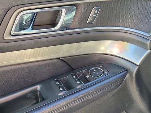 Used 2018 Ford Explorer XLT w/ Equipment Group 202A image 18