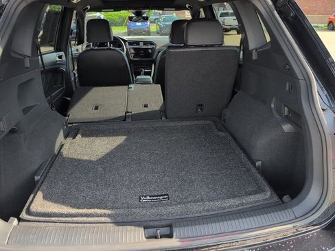 Used 2022 Volkswagen Tiguan SE R-Line image 23