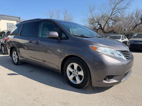 Used 2015 Toyota Sienna LE FWD image 2