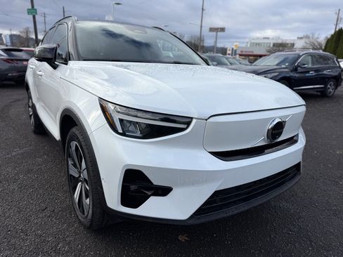 Used 2023 Volvo XC40 Recharge Plus image 2