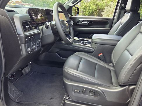 Used 2025 Chevrolet Suburban LT w/ Comfort Package RWD image 3