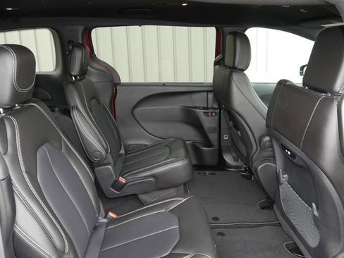 New 2027 Chrysler Pacifica Select FWD image 26
