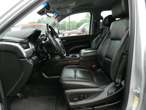 Used 2019 Chevrolet Suburban LT image 4