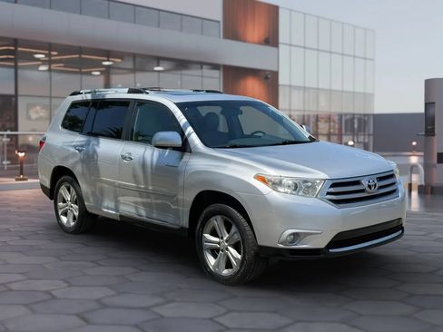 Used 2012 Toyota Highlander Limited w/ Tow Pkg FWD image 8