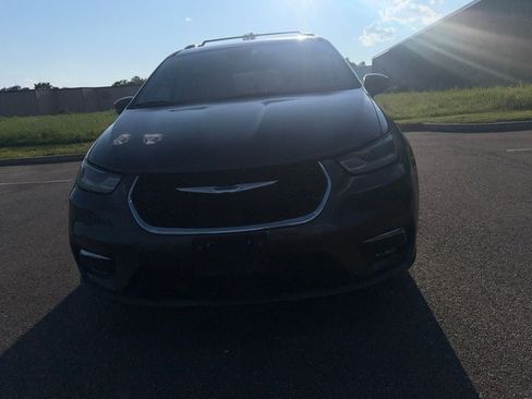 Used 2021 Chrysler Pacifica Touring-L FWD image 2
