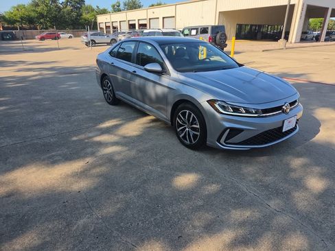 Used 2025 Volkswagen Jetta SE FWD image 6