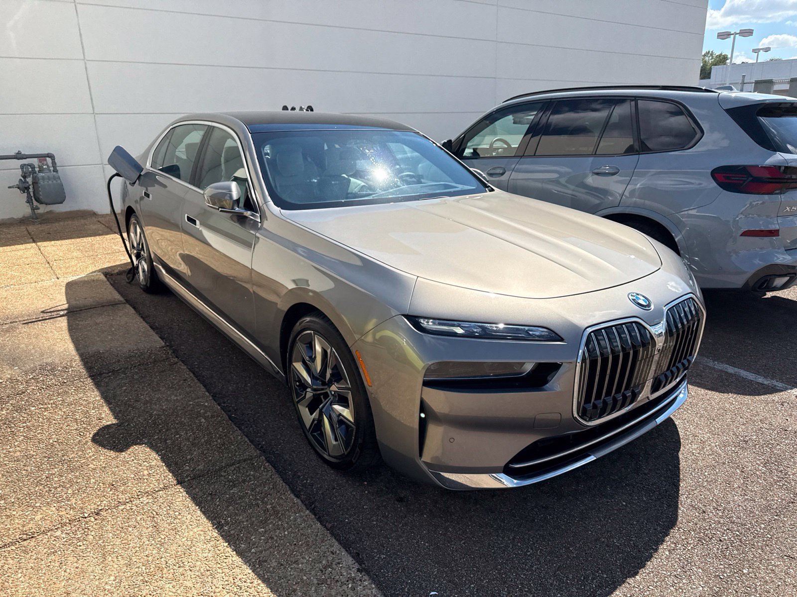 Certified 2023 BMW i7 xDrive60 AWD/4WD image 3