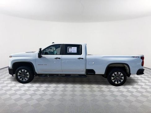 Used 2022 Chevrolet Silverado 2500 Custom w/ Custom Value Package image 8