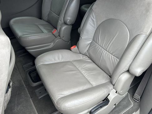 Used 2002 Chrysler Town & Country Limited FWD image 9