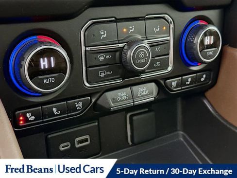 Used 2024 Chevrolet Suburban High Country w/ Premium Package image 18