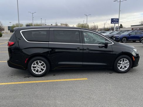 Used 2024 Chrysler Pacifica Touring-L FWD image 11