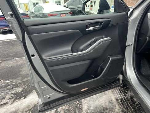 Used 2022 Toyota Highlander XLE image 11