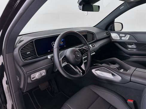 Used 2025 Mercedes-Benz GLS 450 4MATIC image 10
