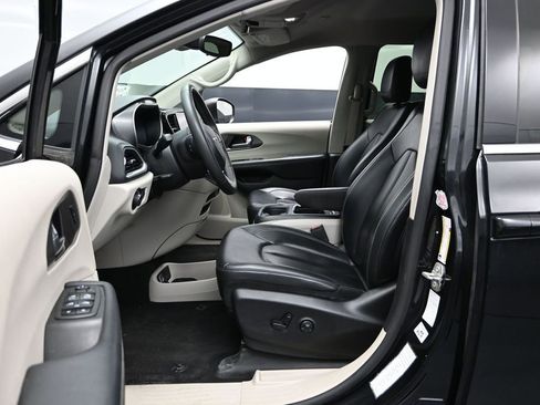Used 2023 Chrysler Pacifica Touring-L FWD image 20