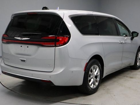 Used 2024 Chrysler Pacifica Touring-L image 11
