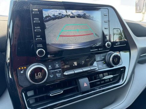 Used 2021 Toyota Highlander XLE AWD/4WD image 24
