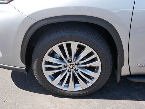 Certified 2024 Toyota Highlander Platinum AWD/4WD image 8