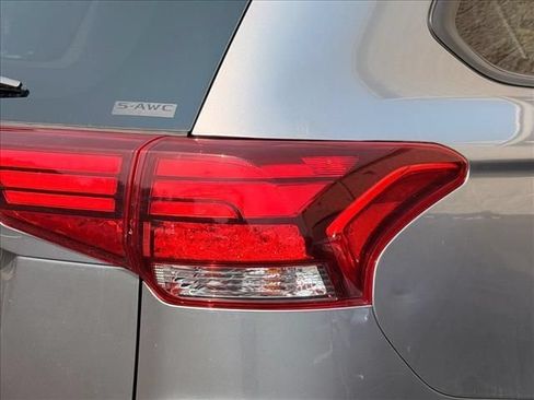 Used 2020 Mitsubishi Outlander SE AWD/4WD image 12