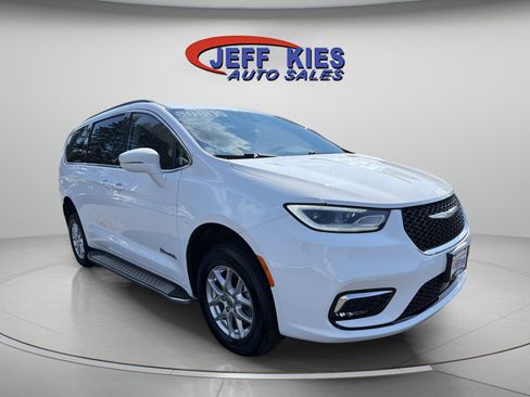 Used 2022 Chrysler Pacifica Touring-L FWD image 3