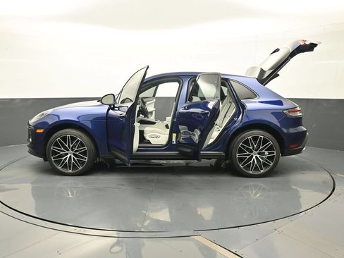 Certified 2025 Porsche Macan AWD/4WD image 30