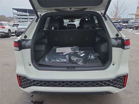 New 2026 Volkswagen Tiguan SE R-Line image 5