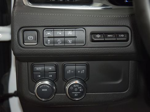 Used 2024 GMC Yukon XL Denali AWD/4WD image 37