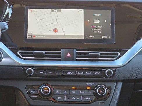 Used 2022 Kia Niro EX image 19