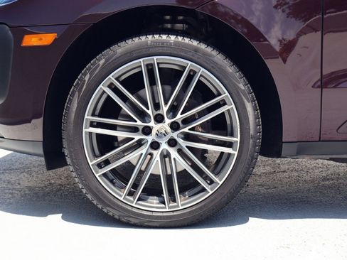 Certified 2023 Porsche Macan AWD/4WD image 27
