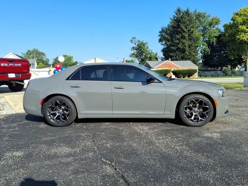 Used 2019 Chrysler 300 Touring w/ Sport Appearance Package RWD image 8
