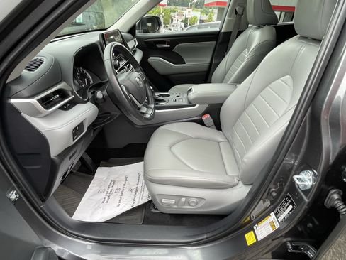 Certified 2025 Toyota Highlander XLE AWD/4WD image 12