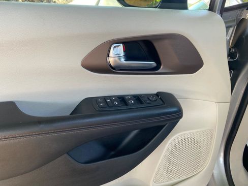 Used 2019 Chrysler Pacifica LX w/ Tire & Wheel Group FWD image 20