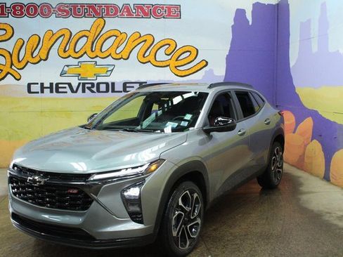 Used 2025 Chevrolet Trax RS w/ Sunroof Package image 2