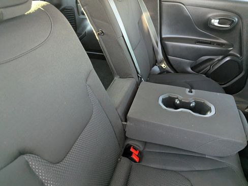 Used 2020 Jeep Renegade Altitude w/ UConnect 8.4 Nav Group image 14