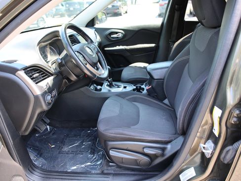 Used 2015 Jeep Cherokee Latitude w/ Cold Weather Group AWD/4WD image 19