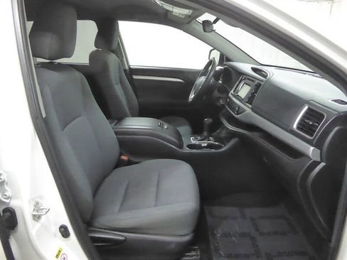 Used 2019 Toyota Highlander LE FWD image 21