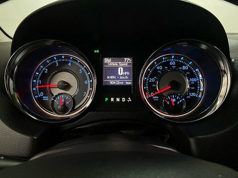 Used 2016 Chrysler Town & Country Touring w/ Driver Convenience Group image 18